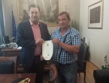 Αγρίνιο: Βράβευση δημοτικού υπαλλήλου για την τιμιότητά του - Παρέδωσε στην αστυνομία πορτοφόλι με 1.057 ευρώ! (φωτό)